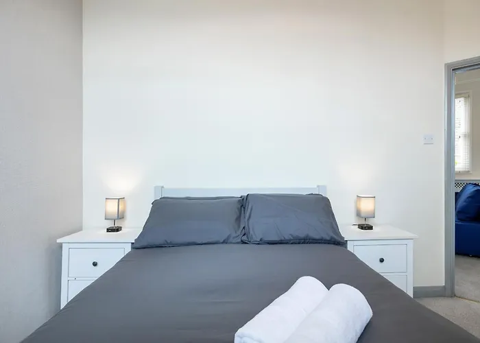 5A - Bright And Airy 2 Bedroom Apartment - Close To Central